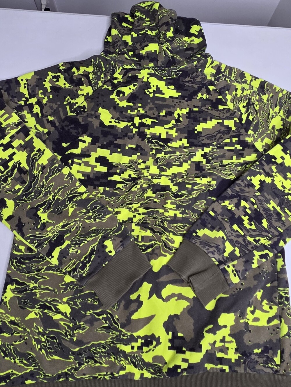 Under Armour Boys YXL Camo Hoodie Neon Green Digital Camouflage Pullover Fleece